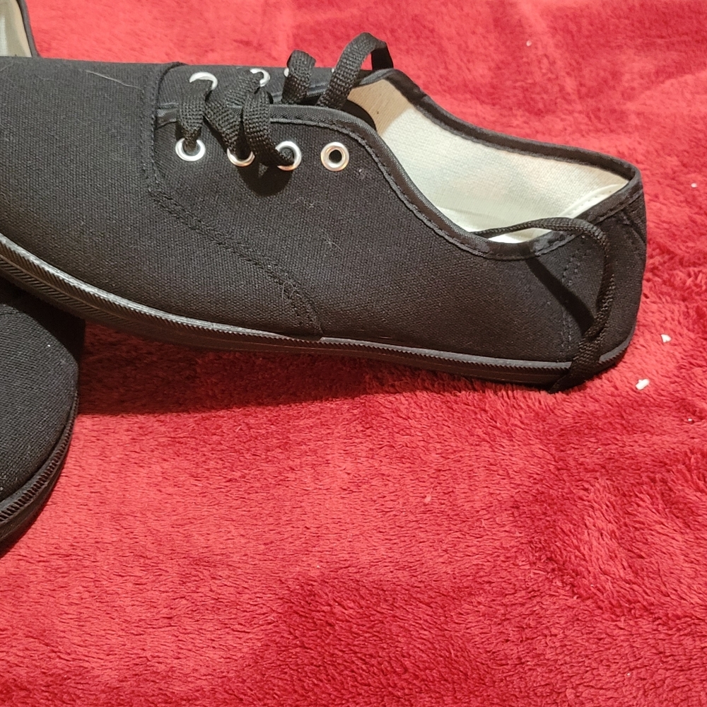Ladies canvas shoes